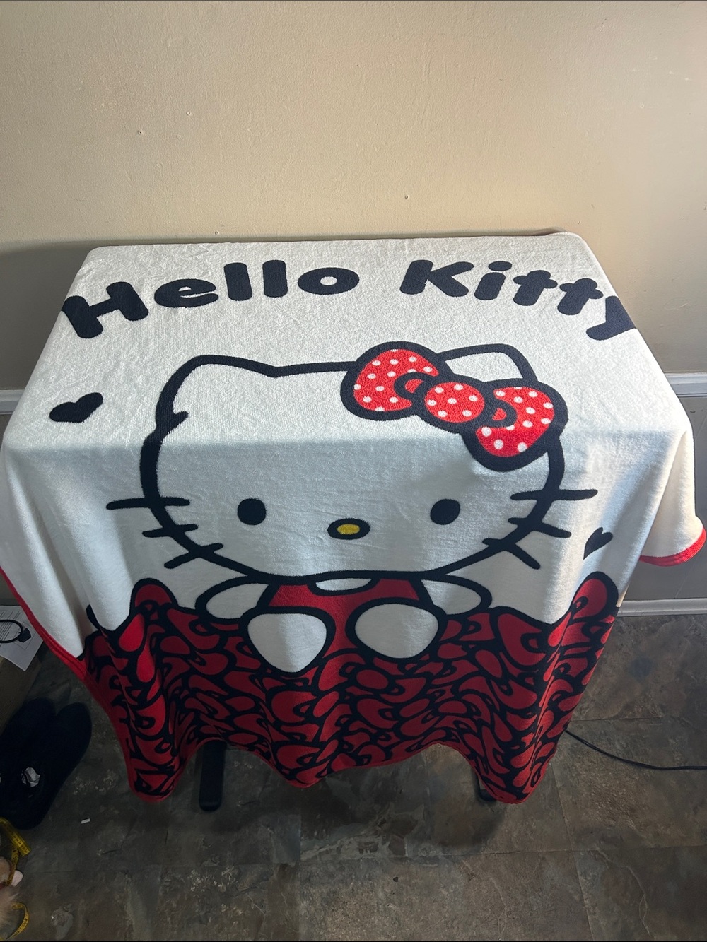 Hello Kitty 56”x42” Throw Blanket - Picture 2 of 7